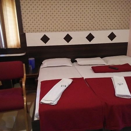Hotel Sangeeth Lodging Májszúr Kültér fotó