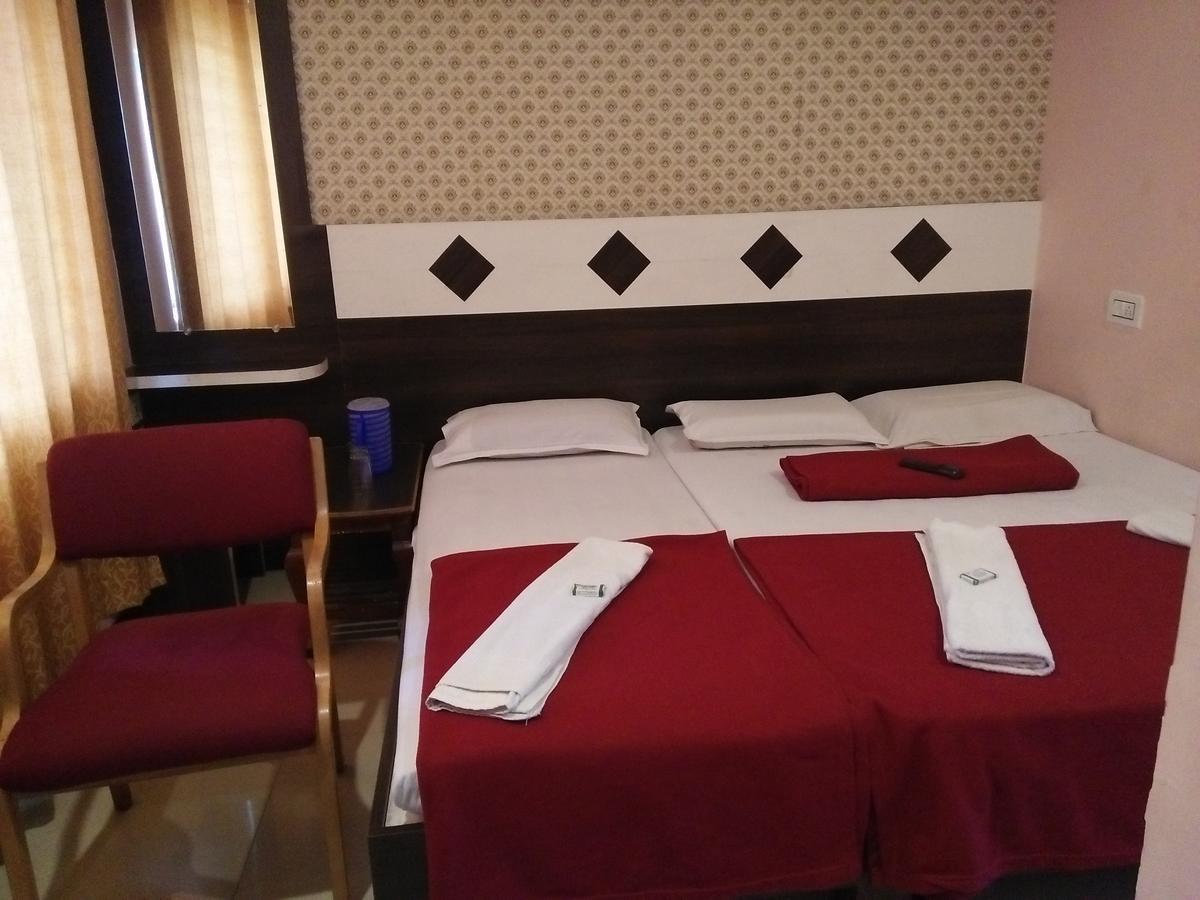 Hotel Sangeeth Lodging Májszúr Kültér fotó