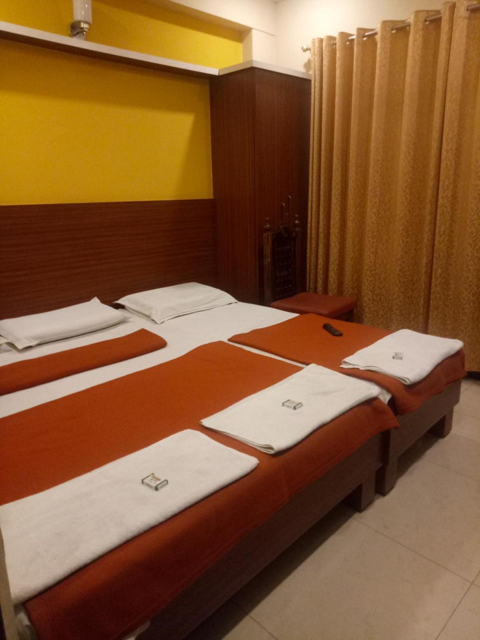 Hotel Sangeeth Lodging Májszúr Kültér fotó